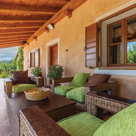 Two-bedroom Holiday In בית נופש Roč